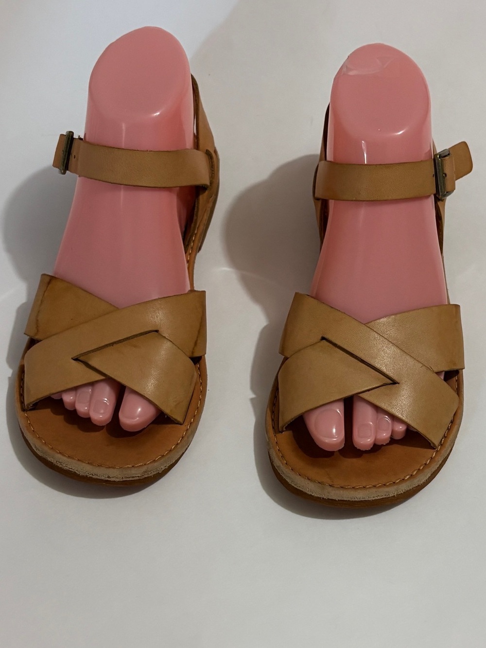 Kork Ease Sz 7 Tan Leather Strappy Flat Sandals Ankle Buckle Criss Cross Straps